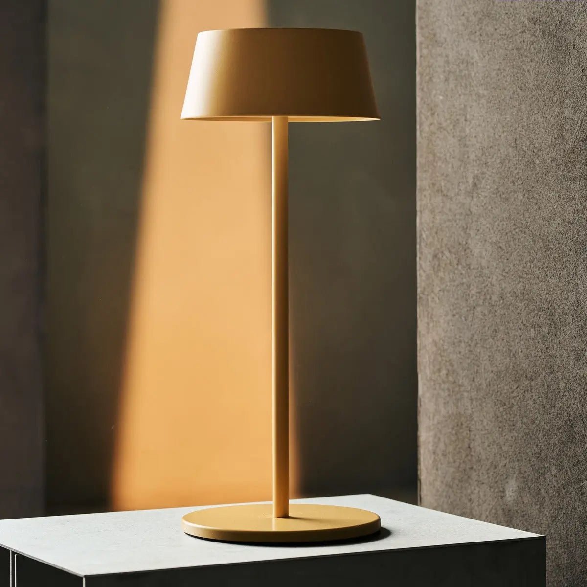 Bordslampa i Trä Hugo Bärnstensgul