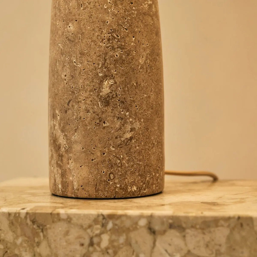Bordslampa i Travertin Isla