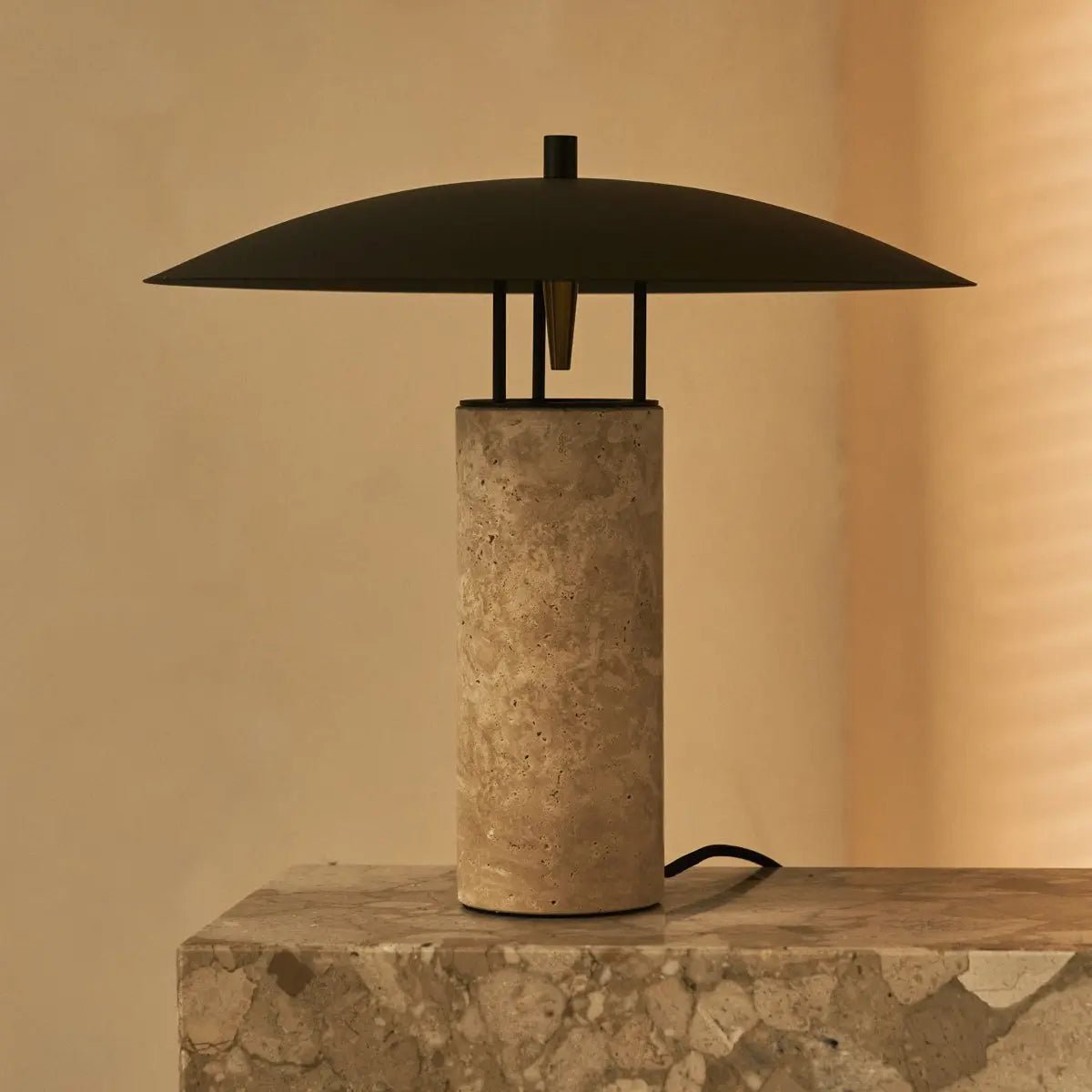 Bordslampa i Travertin Nicolaas – Tillverkad i Italien