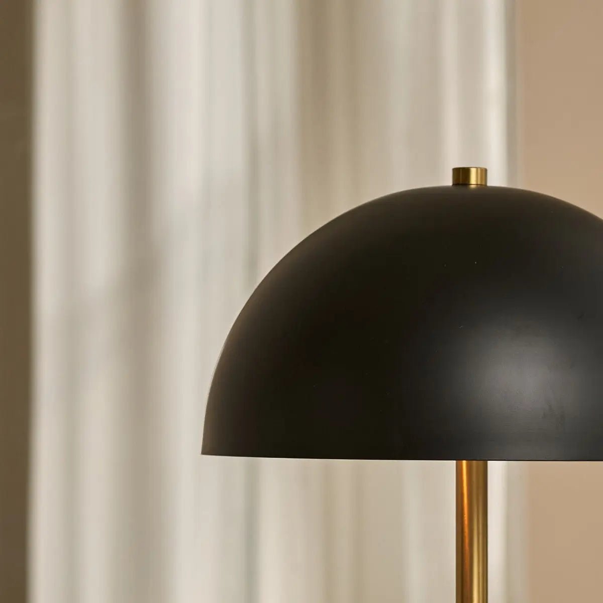 Lola Guld & Svart Bordslampa