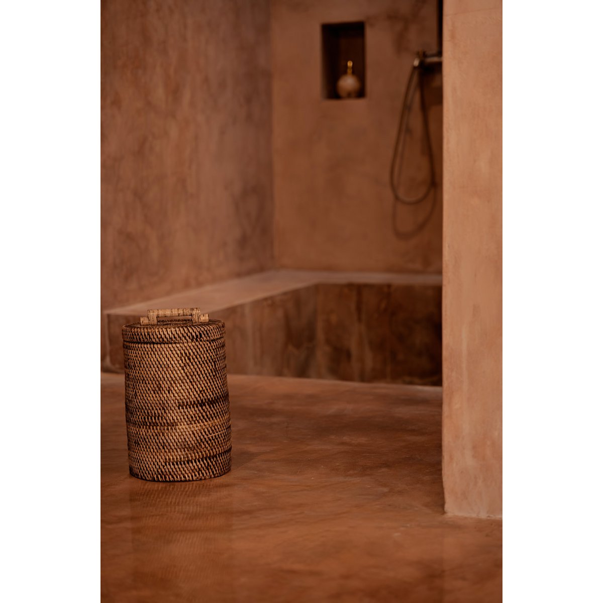 Rattan-korgen Hög, Naturbrun – med Lock