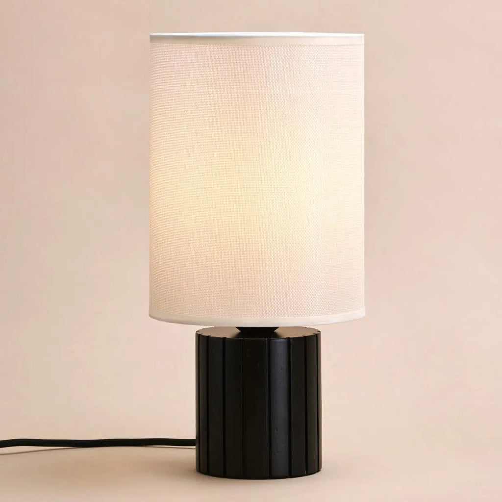 Kiko Svart Bordslampa med Räfflad Bas