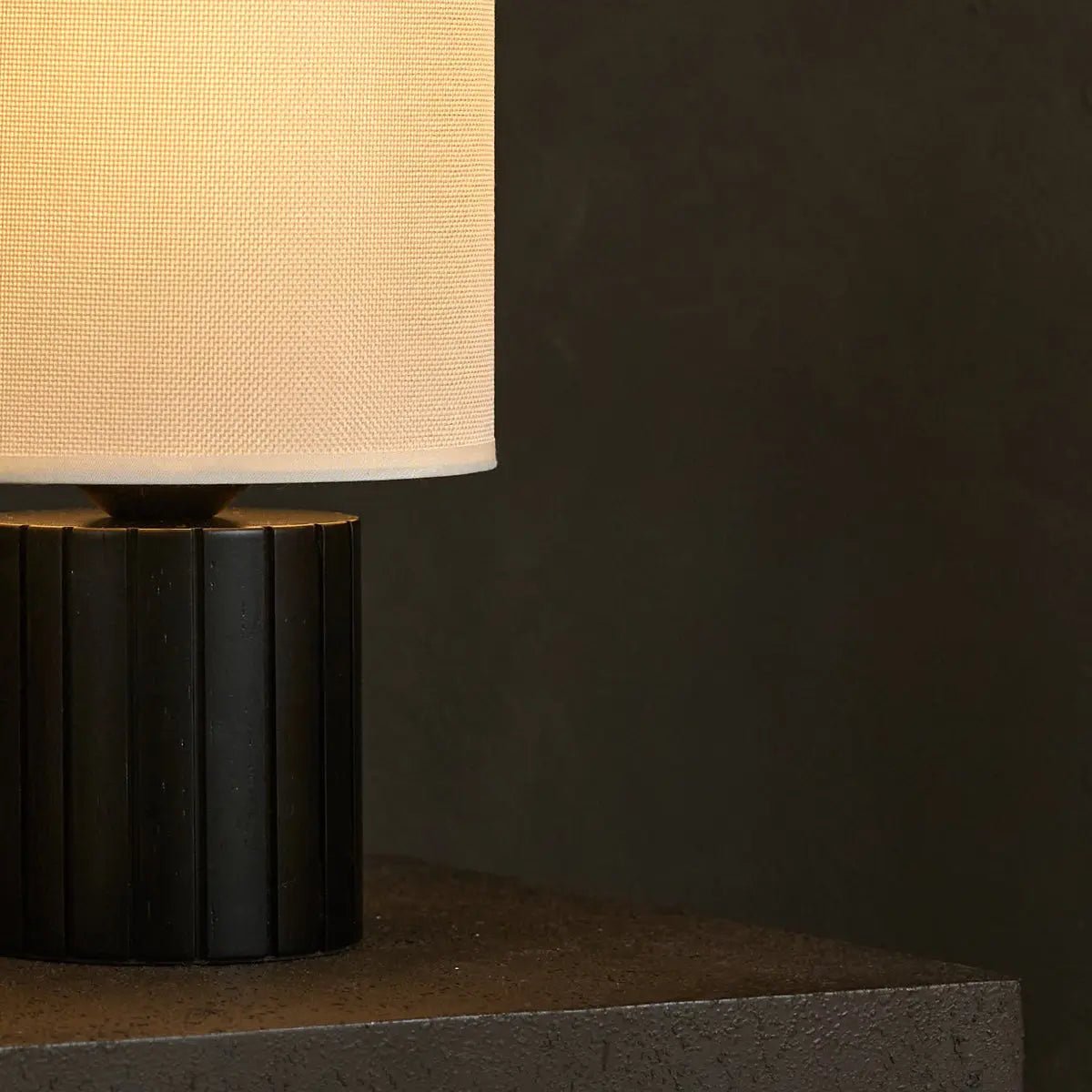 Kiko Svart Bordslampa med Räfflad Bas