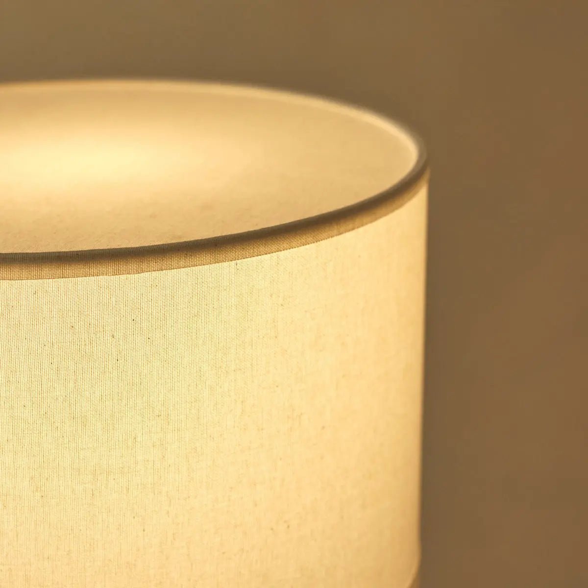 Bordslampa i Travertin Isla