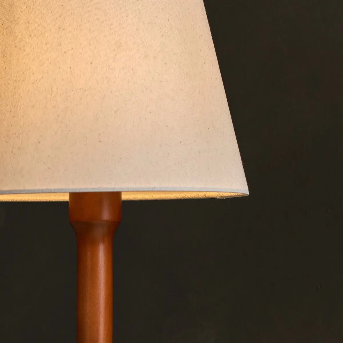 Nova Kastanjebrun Träbordslampa med Tygskärm
