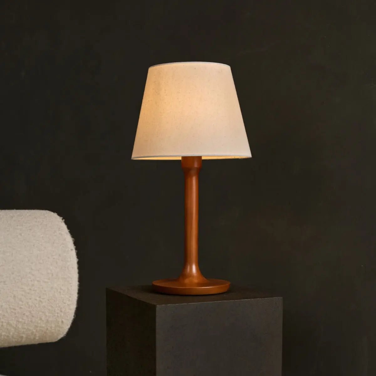 Nova Kastanjebrun Träbordslampa med Tygskärm