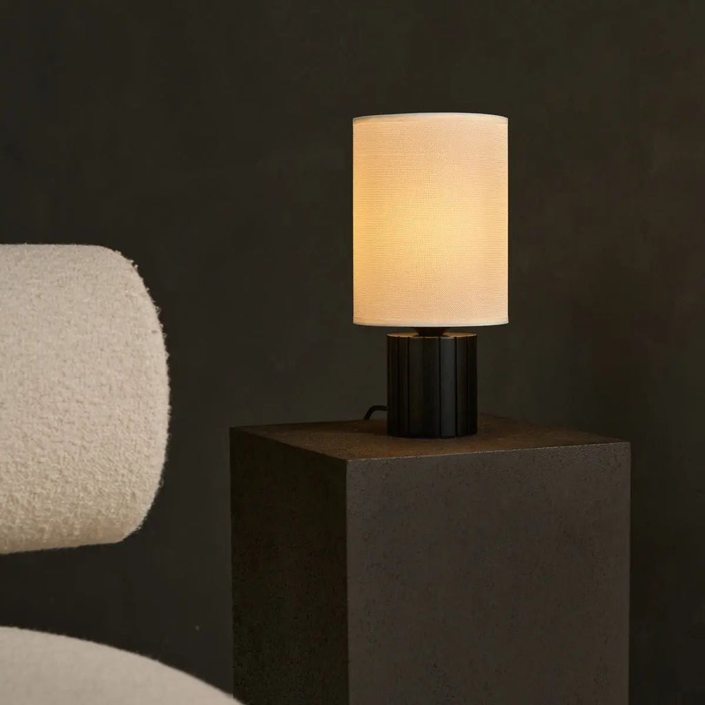 Kiko Svart Bordslampa med Räfflad Bas