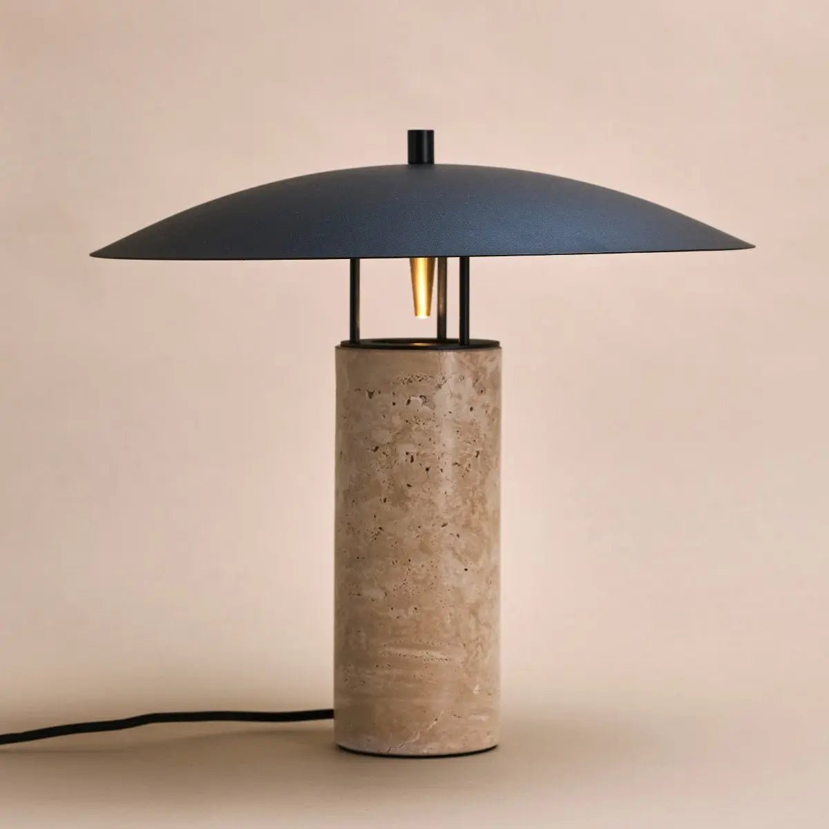 Bordslampa i Travertin Nicolaas – Tillverkad i Italien