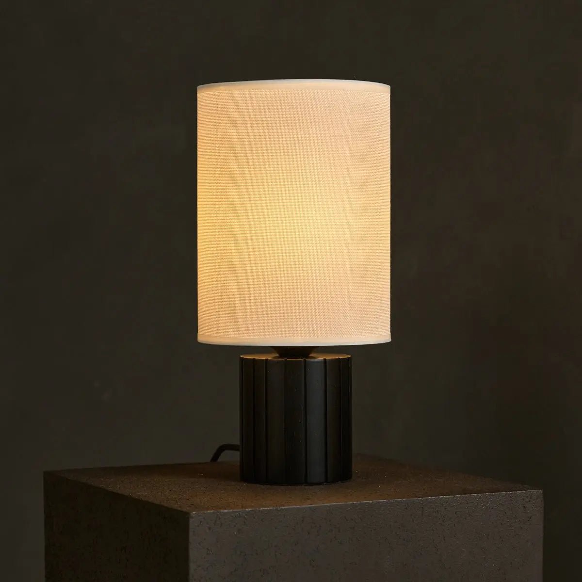 Kiko Svart Bordslampa med Räfflad Bas