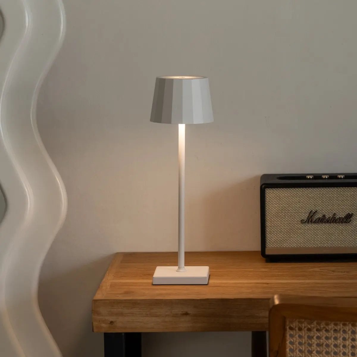 William Vit Sladdlös Bordslampa