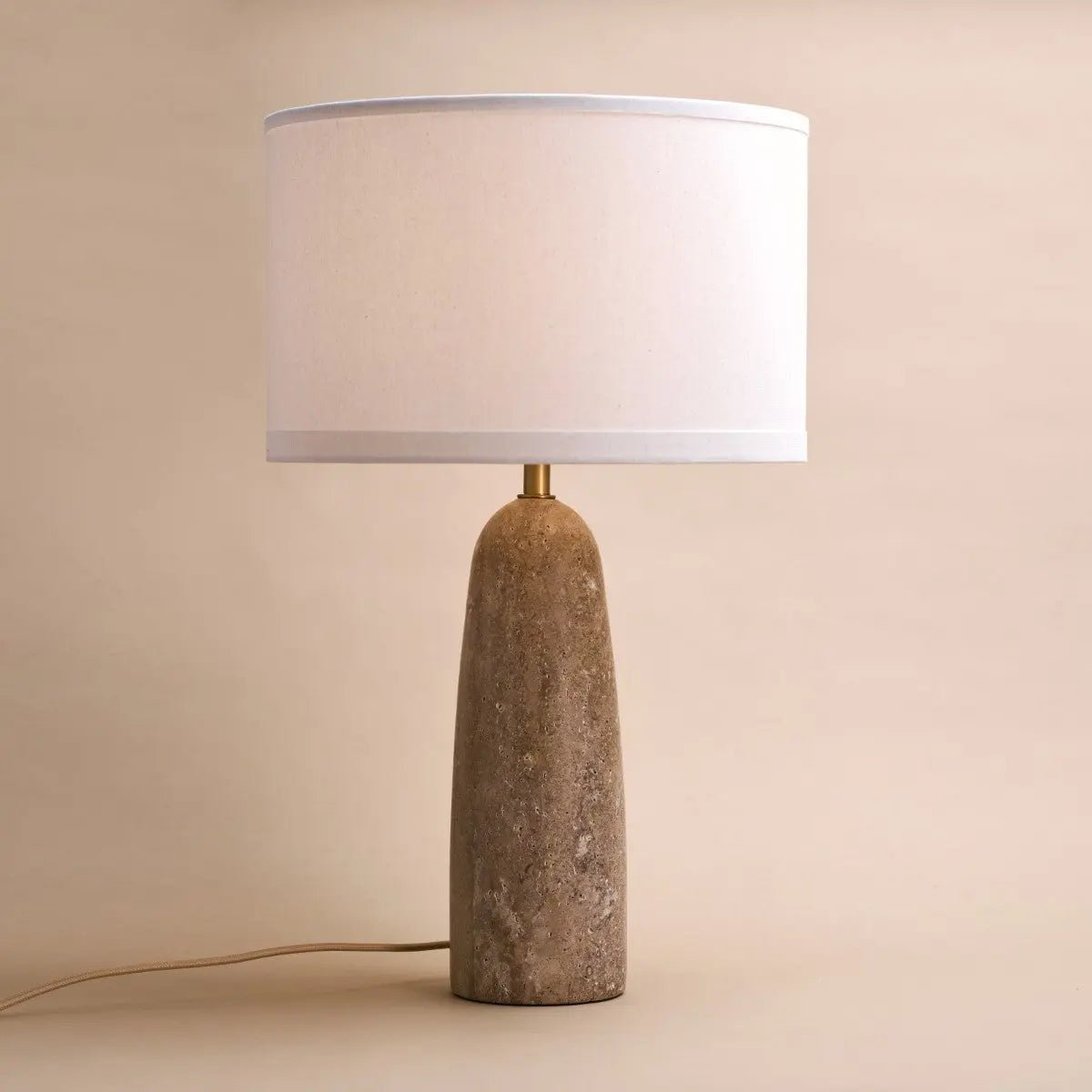 Bordslampa i Travertin Isla