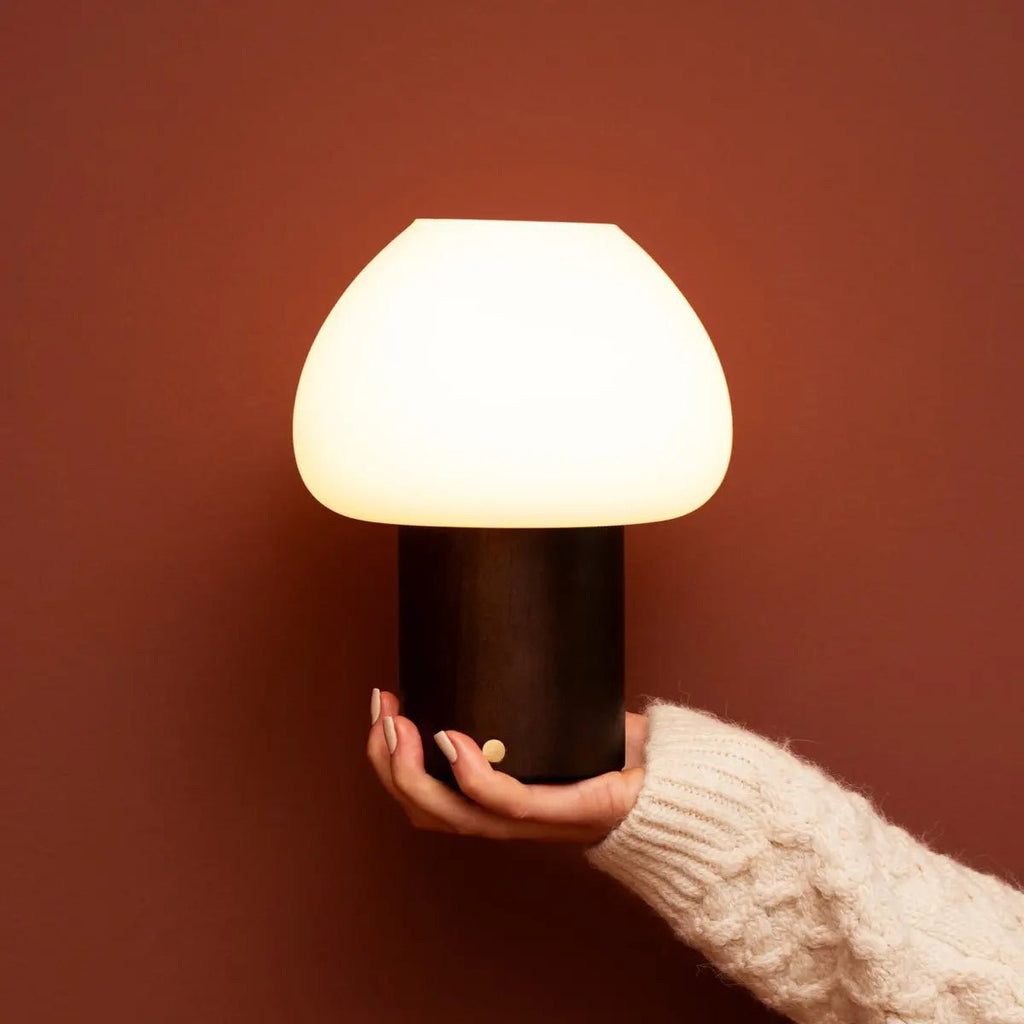 Fynn Mörkbrun Trälampa, Uppladdningsbar