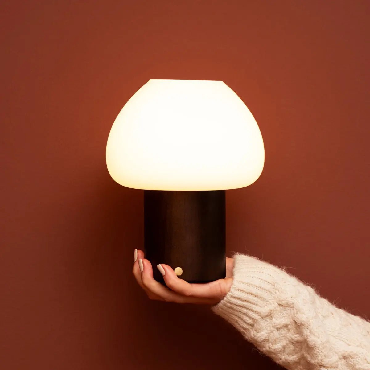 Fynn Mörkbrun Trälampa, Uppladdningsbar