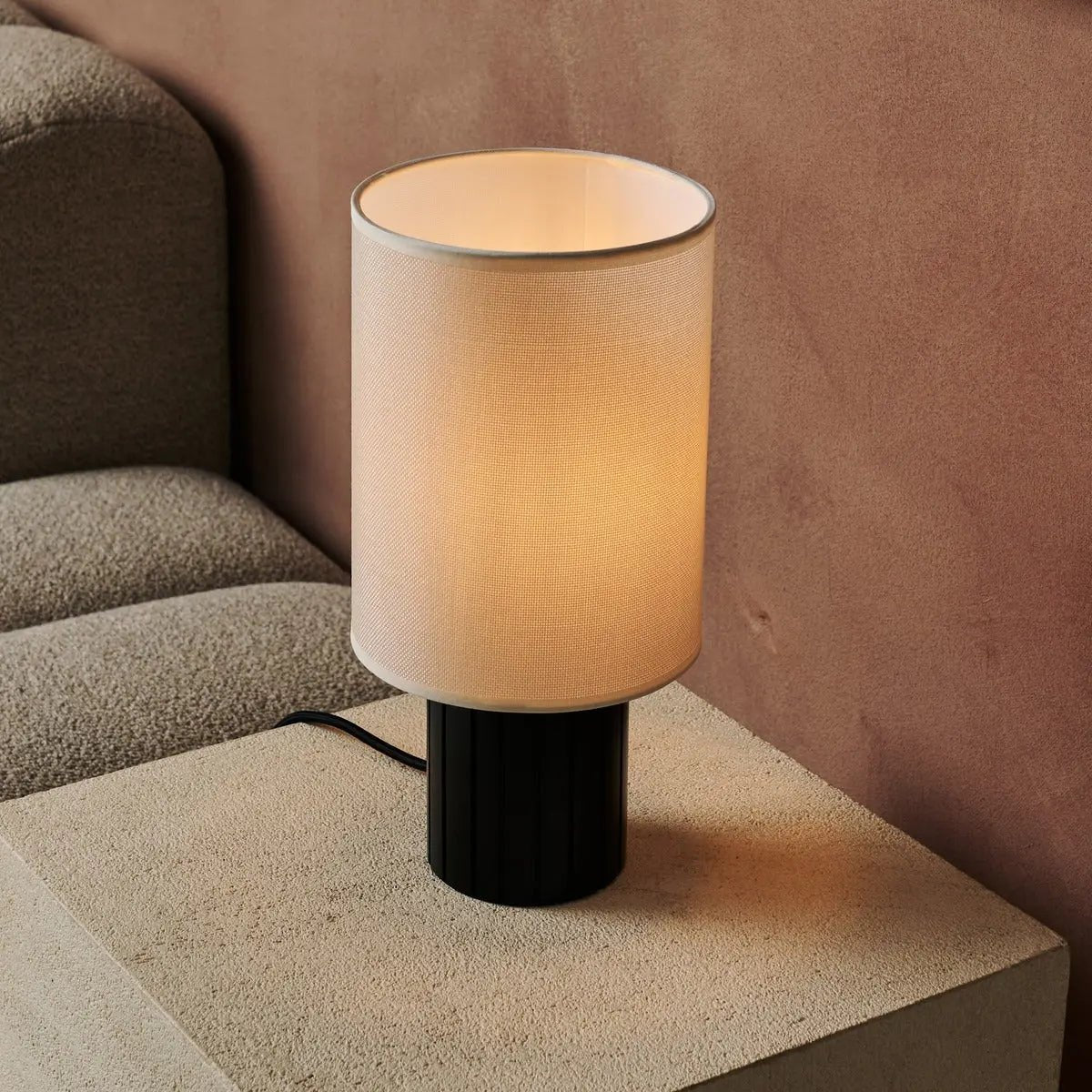 Kiko Svart Bordslampa med Räfflad Bas