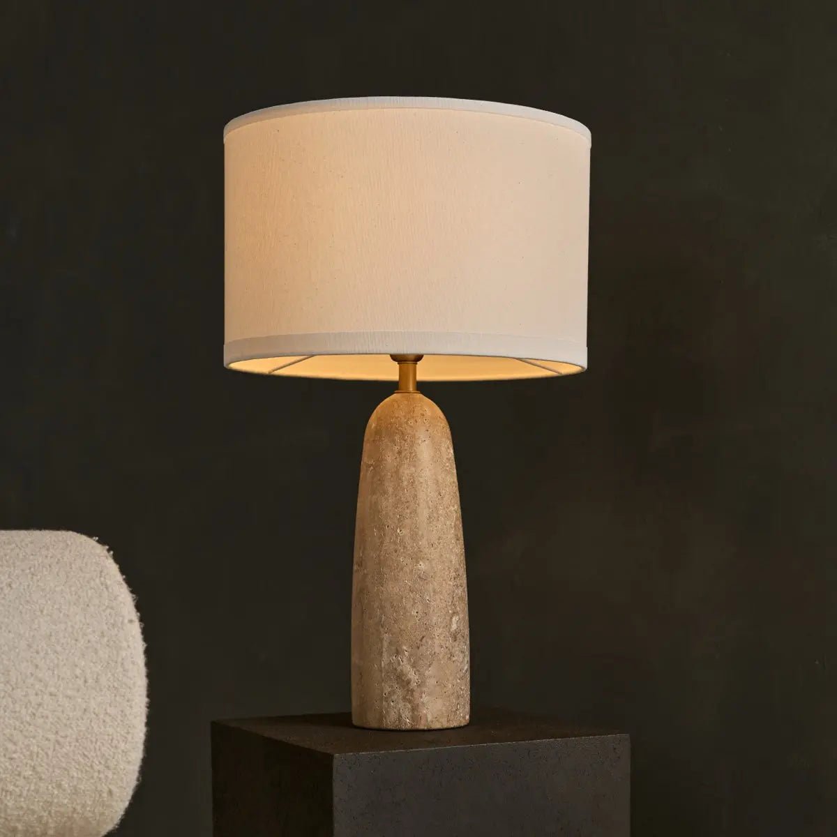 Bordslampa i Travertin Isla