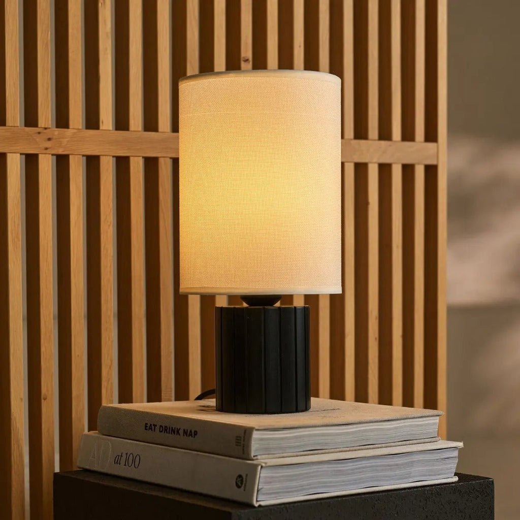 Kiko Svart Bordslampa med Räfflad Bas
