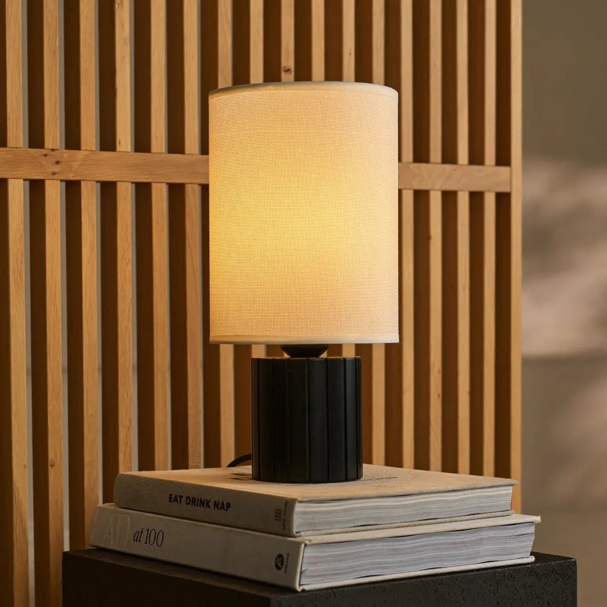 Kiko Svart Bordslampa med Räfflad Bas