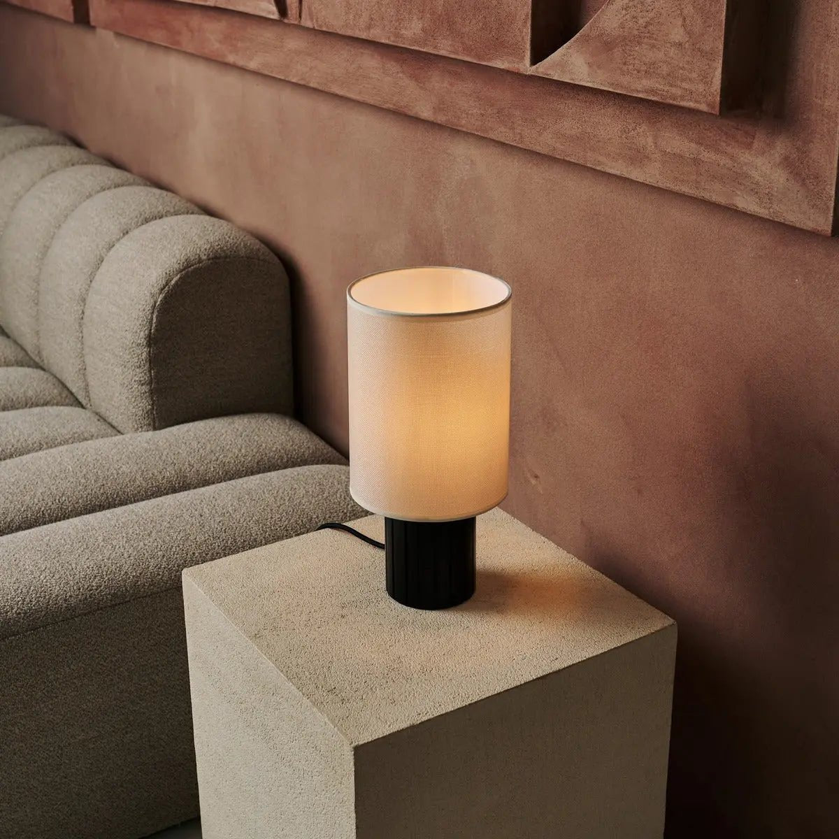 Kiko Svart Bordslampa med Räfflad Bas