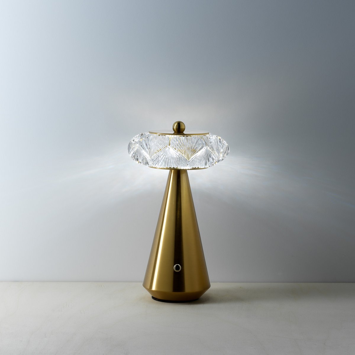 Diamond Diva sladdlös LED-bordslampa i järn
