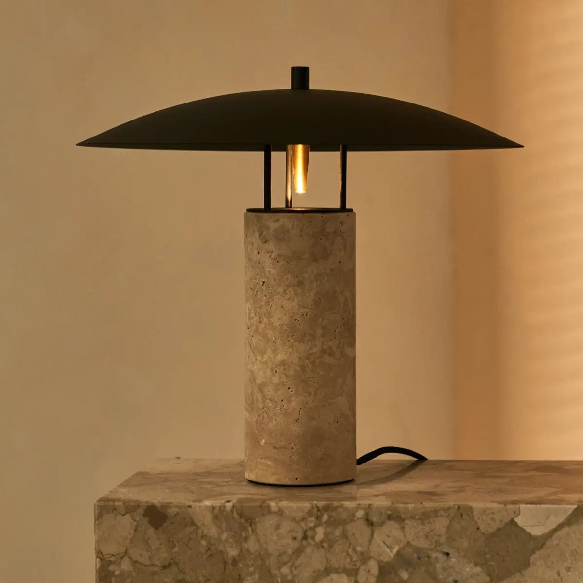 Bordslampa i Travertin Nicolaas – Tillverkad i Italien