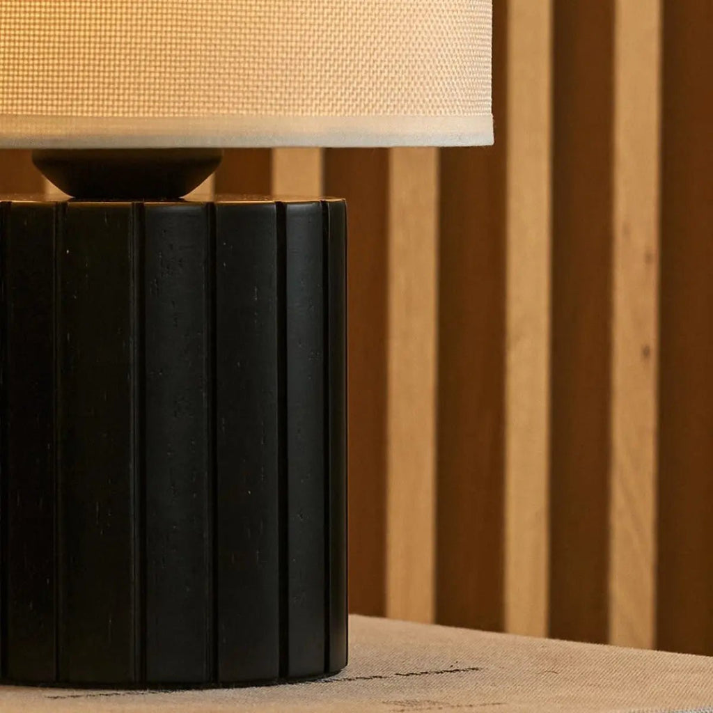 Kiko Svart Bordslampa med Räfflad Bas