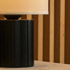 Kiko Svart Bordslampa med Räfflad Bas