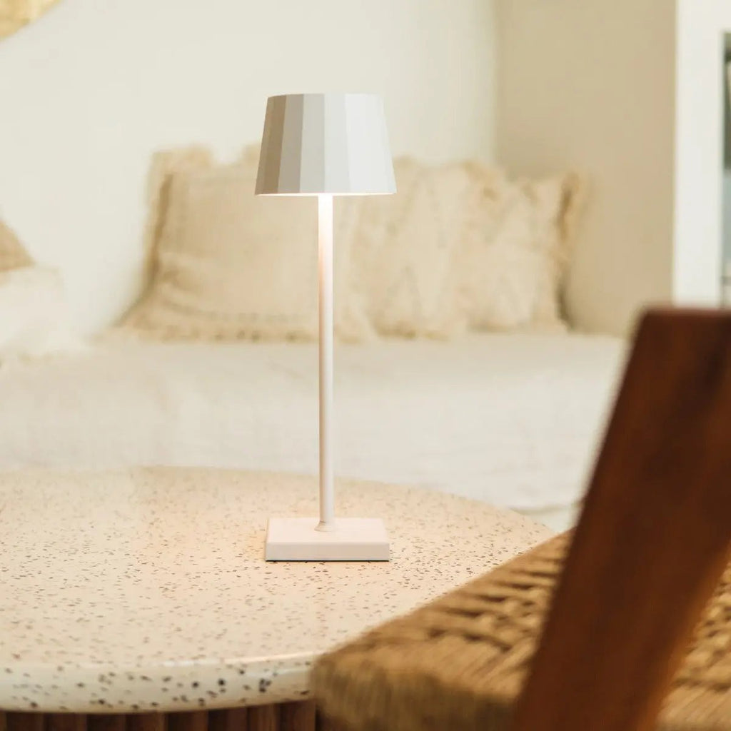 William Vit Sladdlös Bordslampa