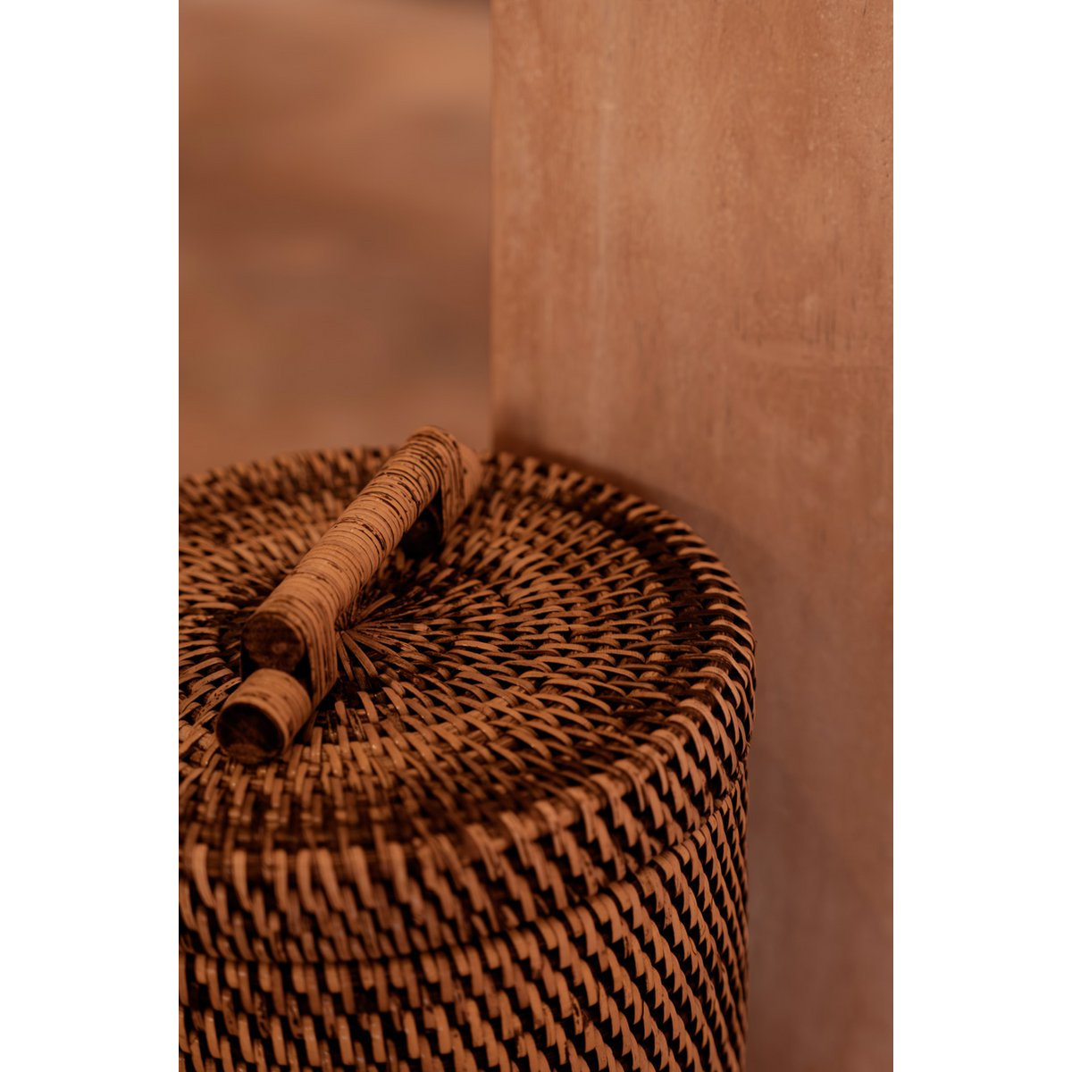 Rattan-korgen Hög, Naturbrun – med Lock
