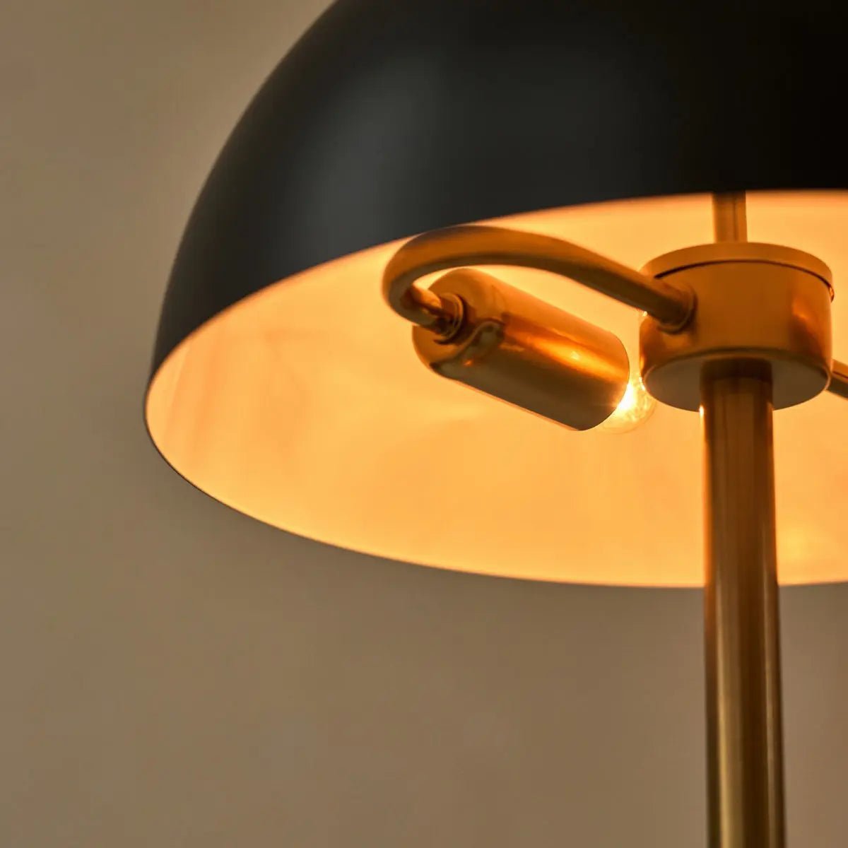 Lola Guld & Svart Bordslampa