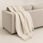 Fanny Cream draperad över soffa