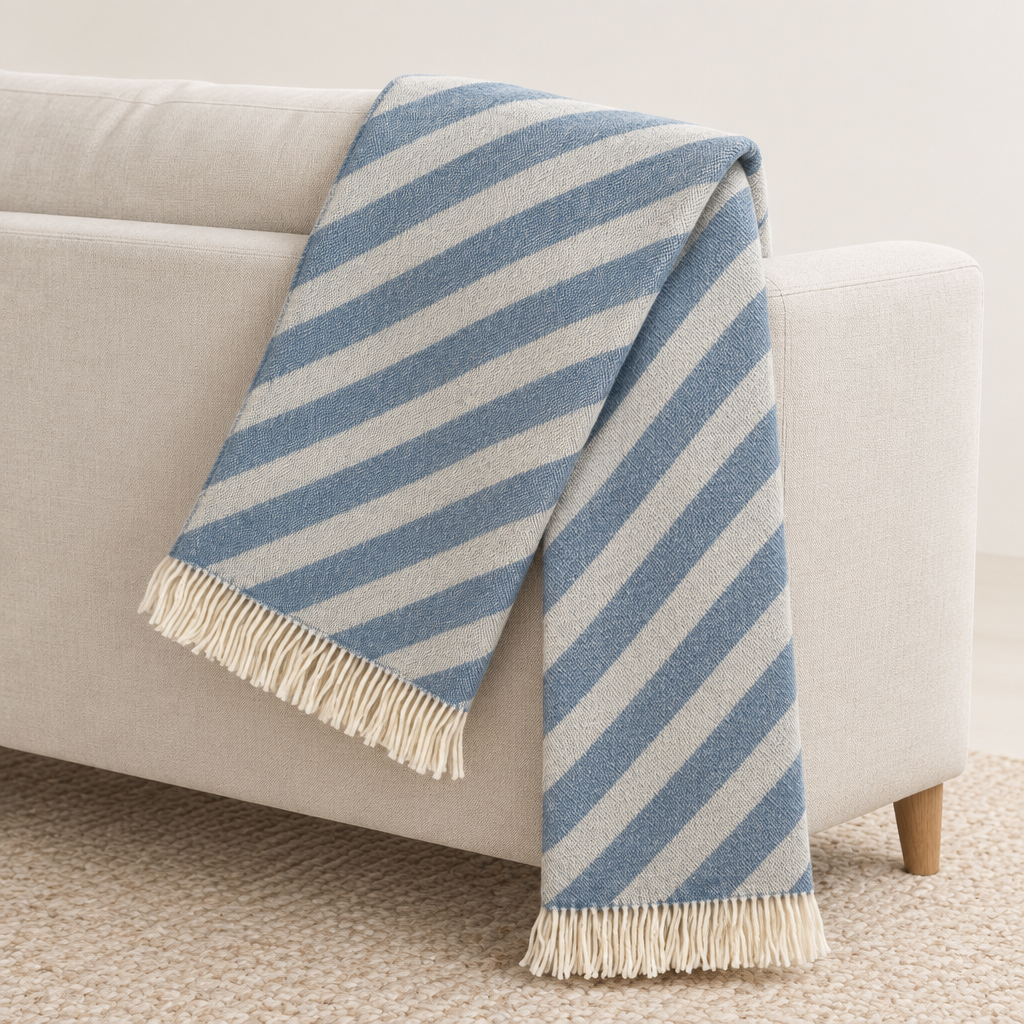 Filip-pläden draperad över soffa