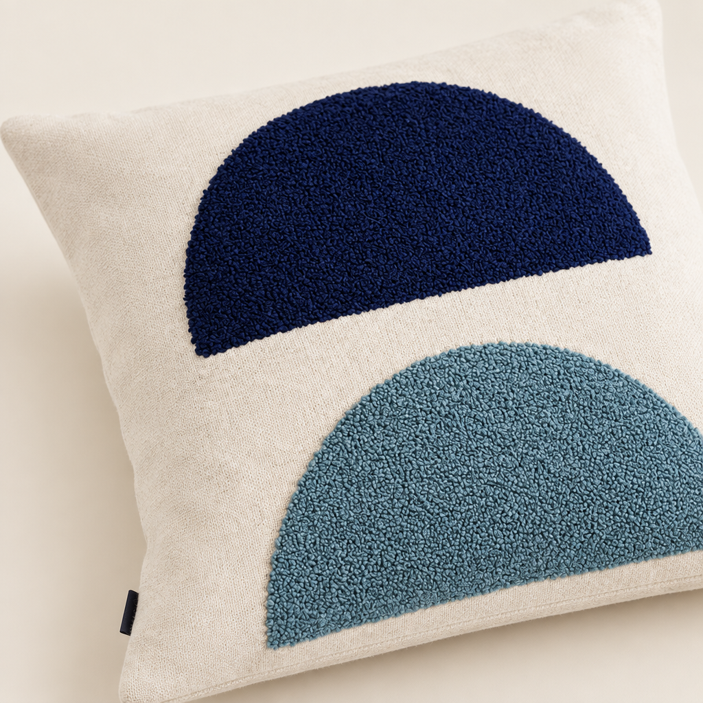Närbild av Mona Blås broderi