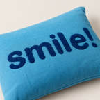Närbild av Smile Blås broderi
