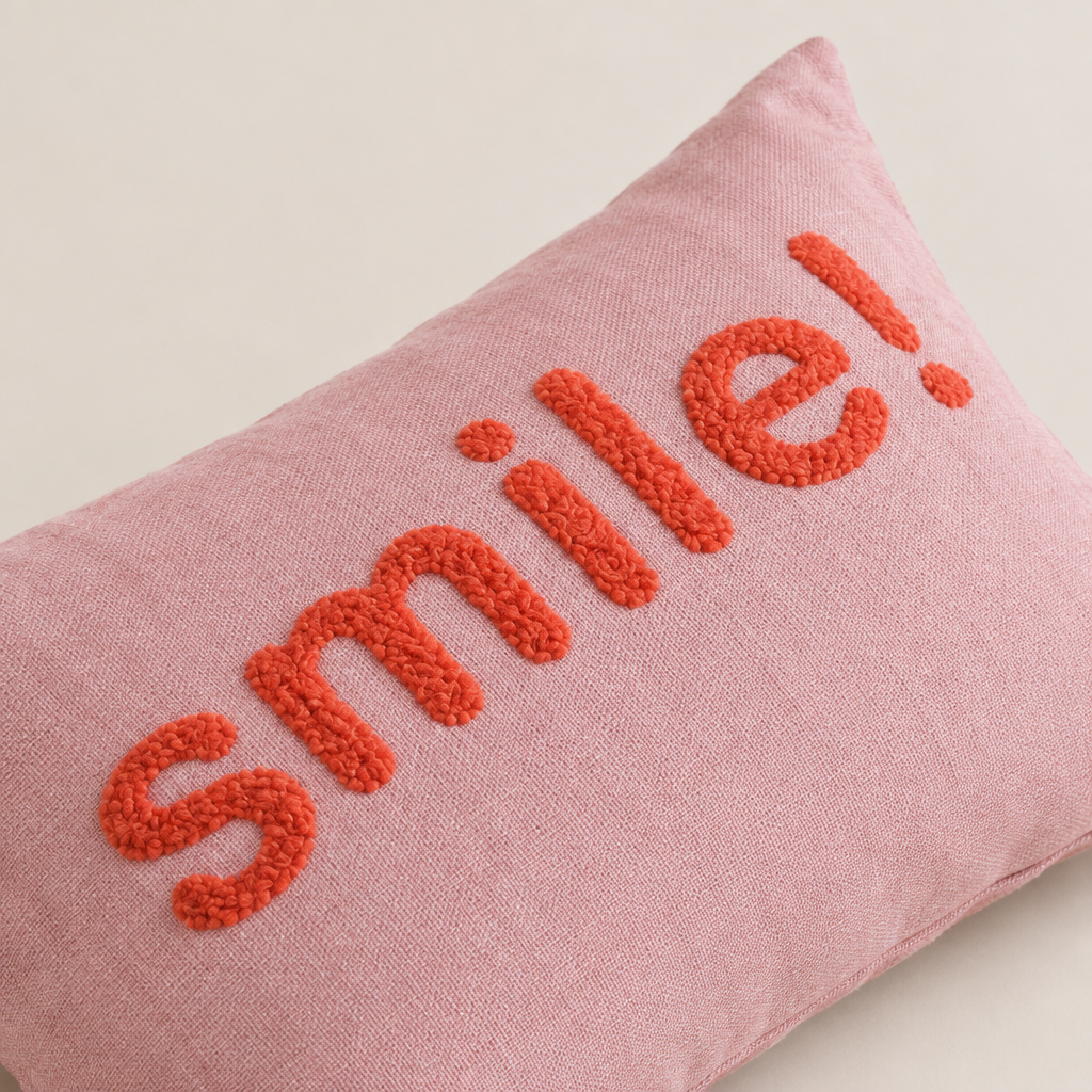 Närbild av Smile Rosas broderi